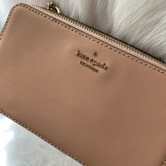 Kate spade, pink it’s small like a new, it’s in excellent condition